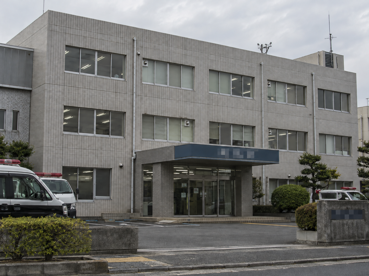 事件を捜査する架空の警察署の外観